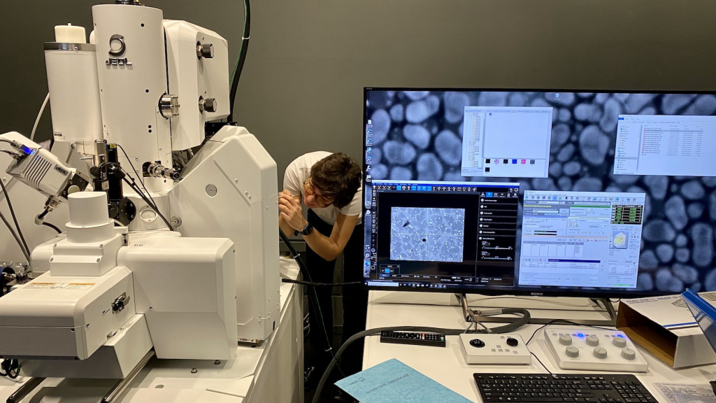 Enrica Bonato carrying out acceptance tests of the Electron Microprope Analyser (EPMA) at JEOL GmbH in Freising (Germany).